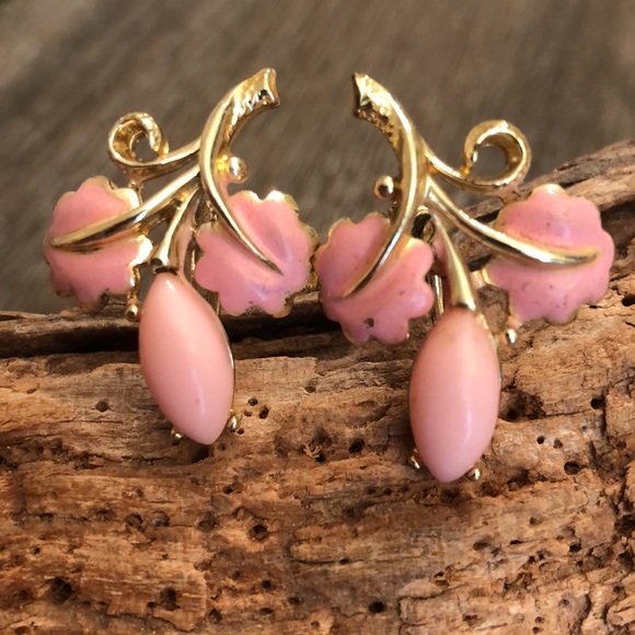 Vintage Pink Floral Goldtone Clip Earrings - Picture 4 of 12